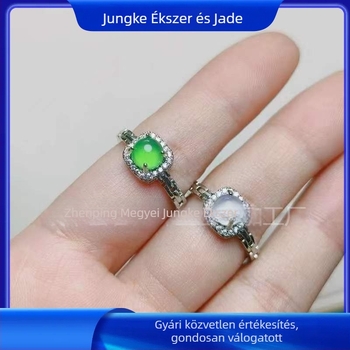 Természetes jégfehér chalcedon gyűrű, minimalistikus kis négyzetes formával, ezüst bevonattal, zöld achát beépítéssel – női ékszer