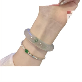 Jadeite karkötő, jégszerű típus, átlátszó vízzel és lebegő virágokkal, lányoknak, téma Midsummer Cherry Blossom