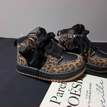 Gyerekeknek készült bőr magas szárú tornacipő leopard mintával, trendmárka, 2025 tavasz, utcai tánc stílus