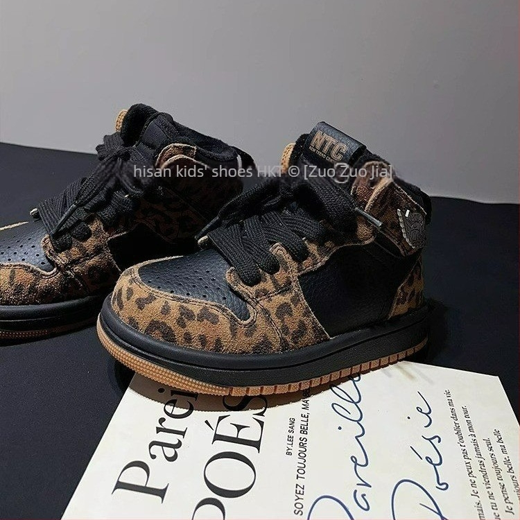 Gyerekeknek készült bőr magas szárú tornacipő leopard mintával, trendmárka, 2025 tavasz, utcai tánc stílus