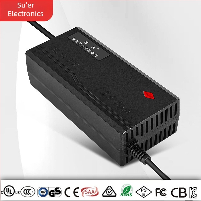 12V Li-ion akkumulátor töltő, intelligens töltő, DC kimenet 14.6V 5A