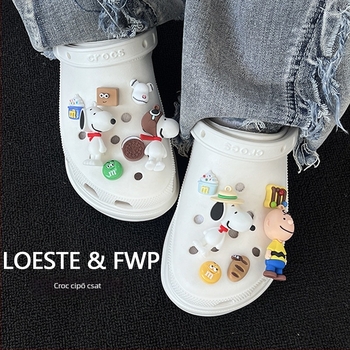 Snoopy cipőcsat dekoráció 3D virággal, lyukas cipőkhöz