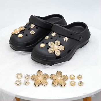 Arany színű nagy virágos cipődísz Crocs-stílusú papucsokhoz, levehető csattal, DIY kiegészítők nőknek