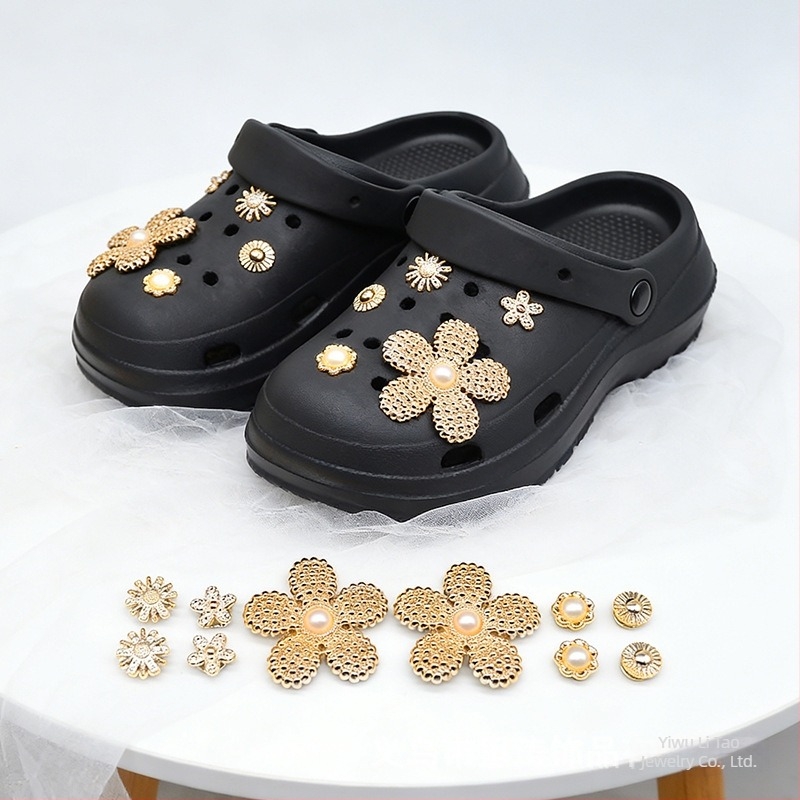 Arany színű nagy virágos cipődísz Crocs-stílusú papucsokhoz, levehető csattal, DIY kiegészítők nőknek
