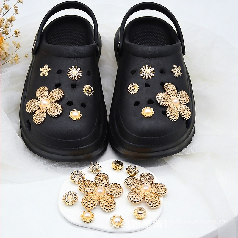 Arany színű nagy virágos cipődísz Crocs-stílusú papucsokhoz, levehető csattal, DIY kiegészítők nőknek
