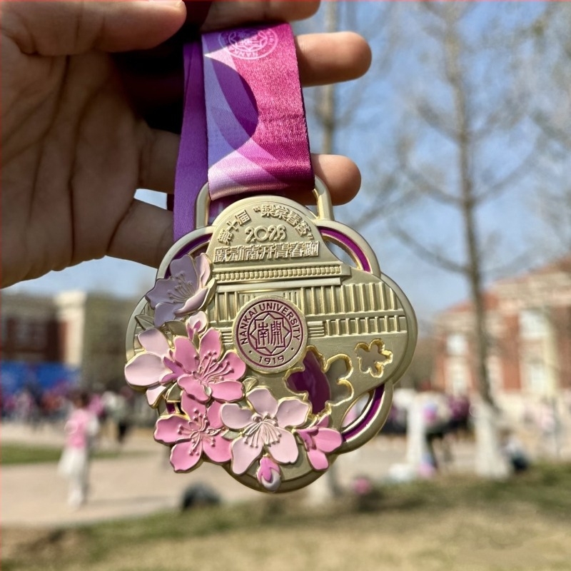 Egyedi fém medál rendezvényekhez — emlékérem maratonhoz és dragon boat versenyhez; megfelelő iskolai sportnapokra; kis tételben testreszabható