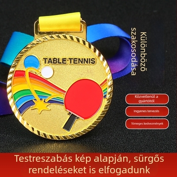Raktáron sportesemények érmei: kör alakú fémből készített érmek maratonra és futballra, testreszabható iskolai érmek