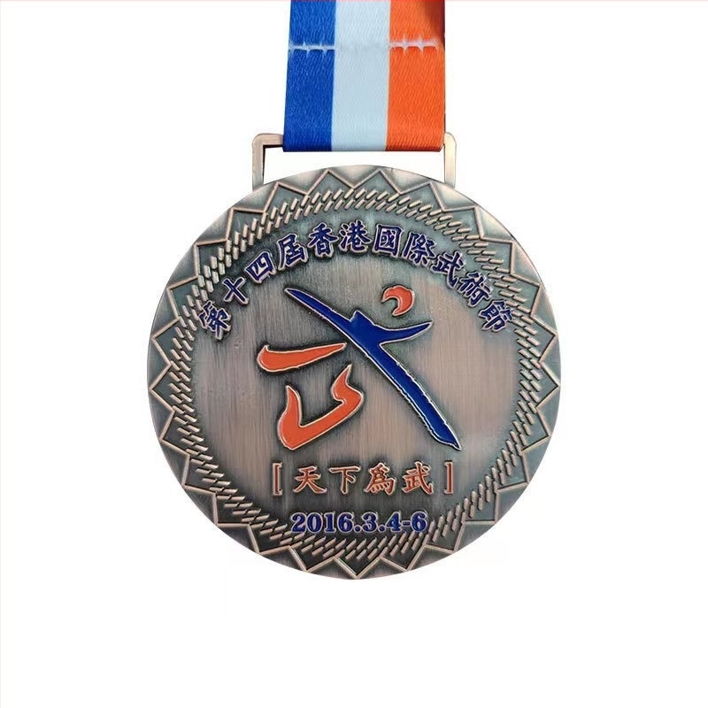 Személyre szabott sportérem kosárlabda és maraton eseményekhez — arany, ezüst és bronz kivitelben, emlékérme kiemelkedő munkavállaló részére
