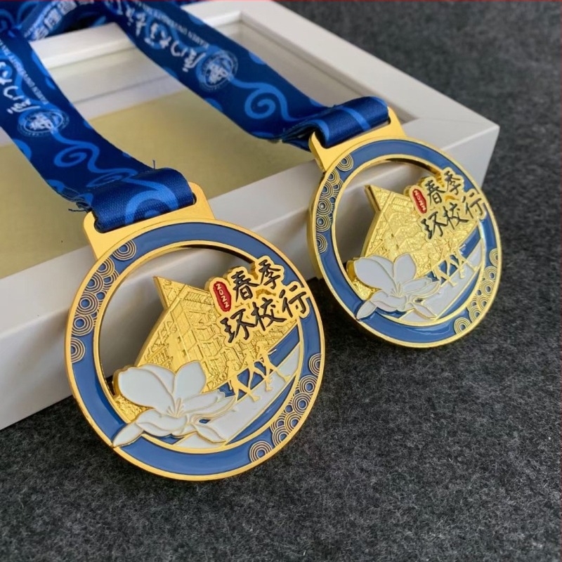 Iskolai nyári maratoni sportmedálok személyre szabva — arany, ezüst és bronz, festett fémmedálok