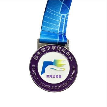 Iskolai sportmaraton emlékérem – cinkötvözetből készült érme személyre szabott logóval