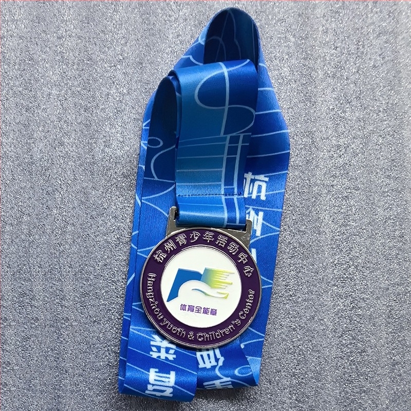 Iskolai sportmaraton emlékérem – cinkötvözetből készült érme személyre szabott logóval