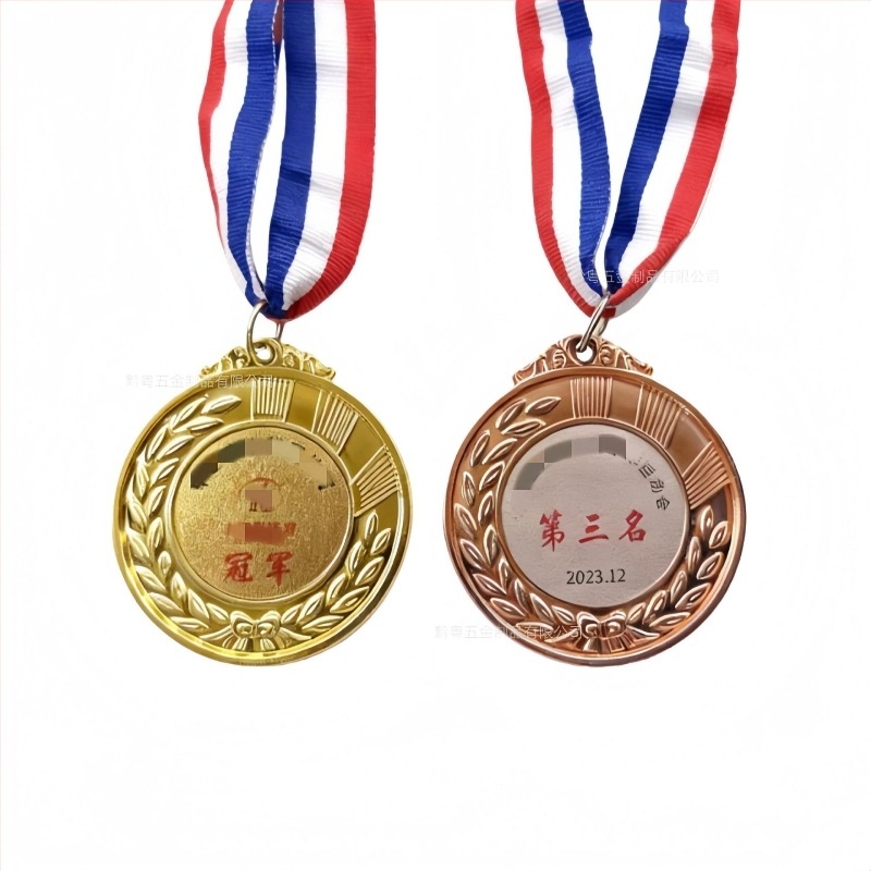 Személyre szabott fém érmek iskolai sporteseményekre – maraton és kerékpáros emlékplakettek arany, ezüst és bronz kivitelben
