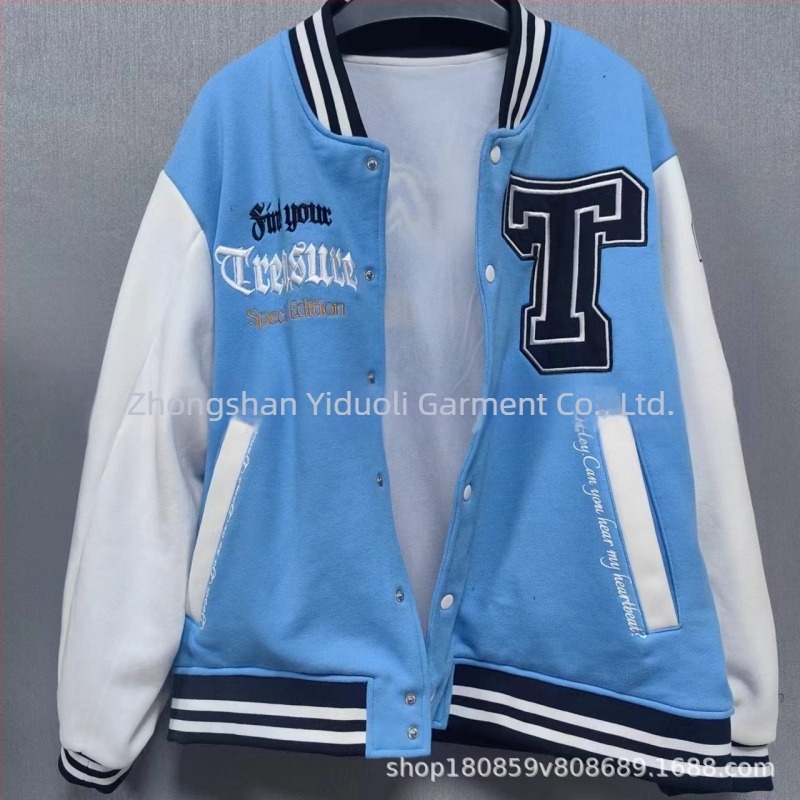 Férfi baseball dzseki égkék, patch hímzéssel, fleece béléssel, álló gallérral, dupla gombos placket, sportos stílus