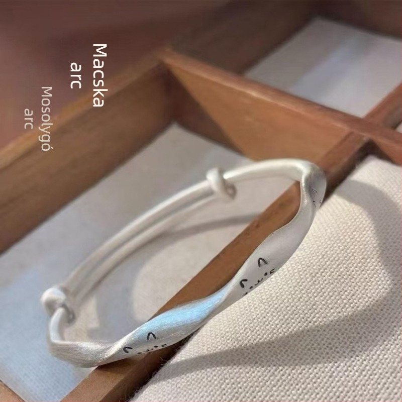 Macskaarc mosolyú Mobius karkötő nőknek – minimalist, matt felületű, nyitható, réz