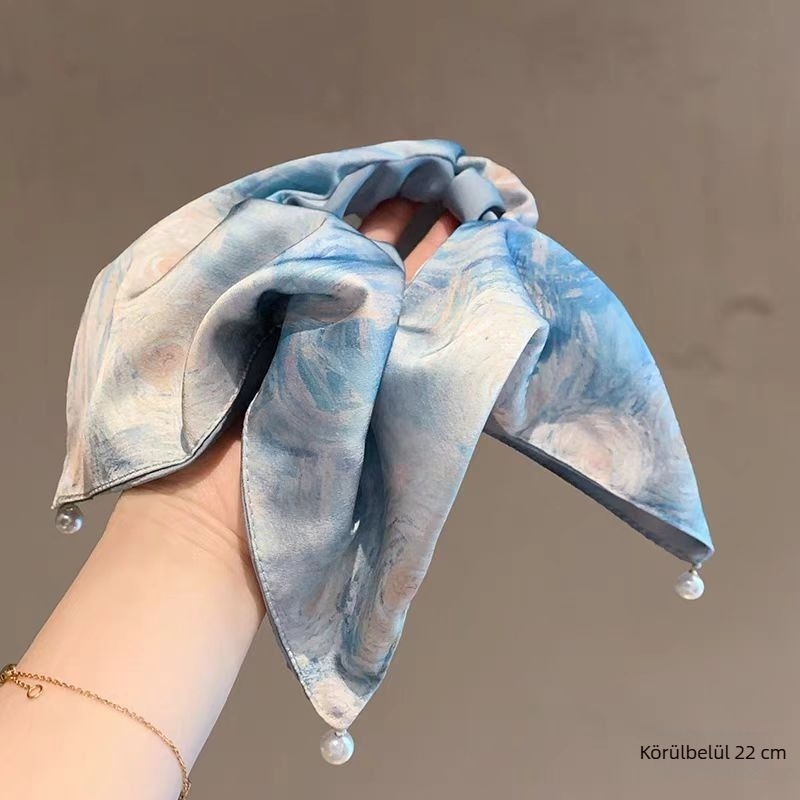 Pásztor stílusú, csillagos ég olajfestménye, négyszögletes hajkendő, hajgumi gyöngyös medállal, tie-dye hatású hajfonat
