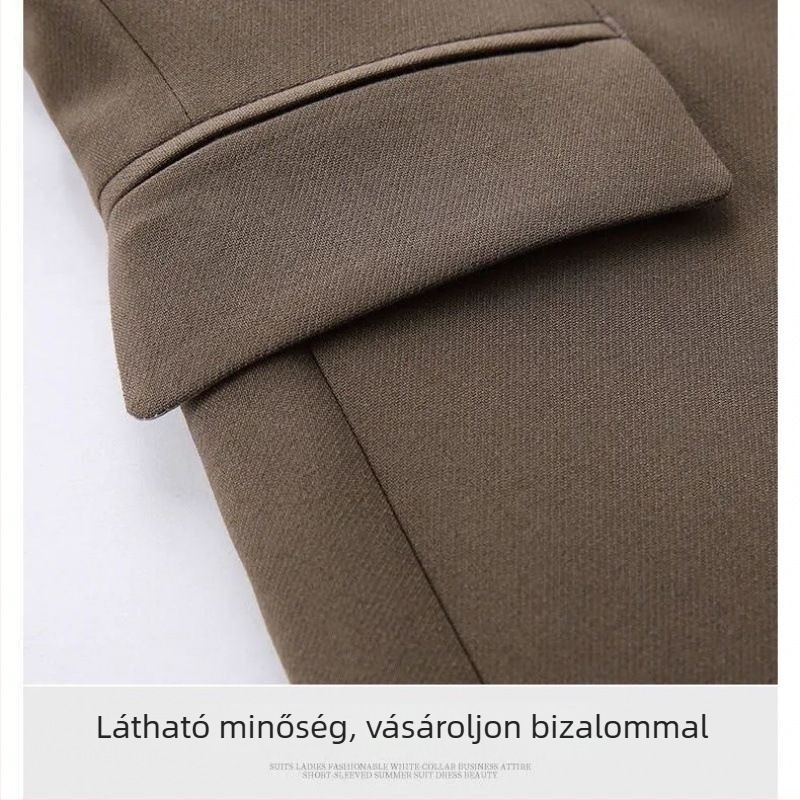 Női rövid barna blézer, karcsúsított szabás, elegáns, kisebb méretekhez