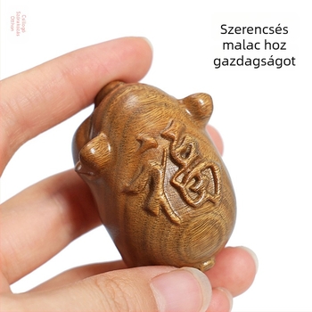 Kézzel faragott, természetes zöld szantálfa disznófigura, fa szobor szerencse szimbólummal