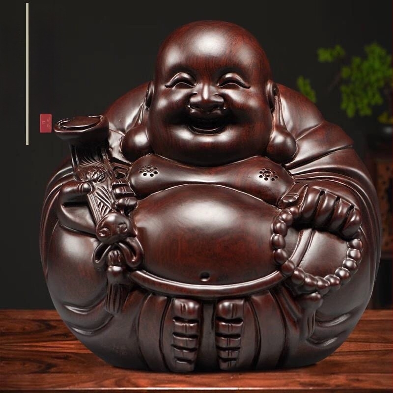 Maitreya Buddha szobra, ébenfa fából faragva, kis asztali dísz, masív fa dekoráció a nappaliba, mosolygó Buddha nyugodt aurával