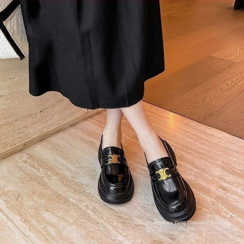 Női vastag talpú loaferek, brit stílusú, bőr slip-on cipők, fekete, 6–8 cm-es magas sarkú, Arc de Triomphe mintával