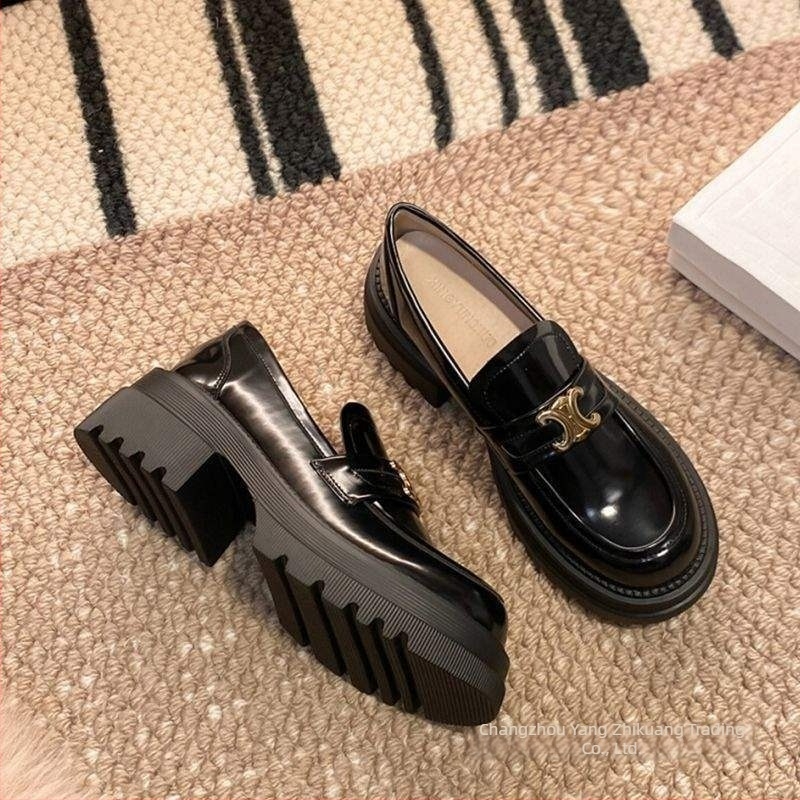 Női vastag talpú loaferek, brit stílusú, bőr slip-on cipők, fekete, 6–8 cm-es magas sarkú, Arc de Triomphe mintával