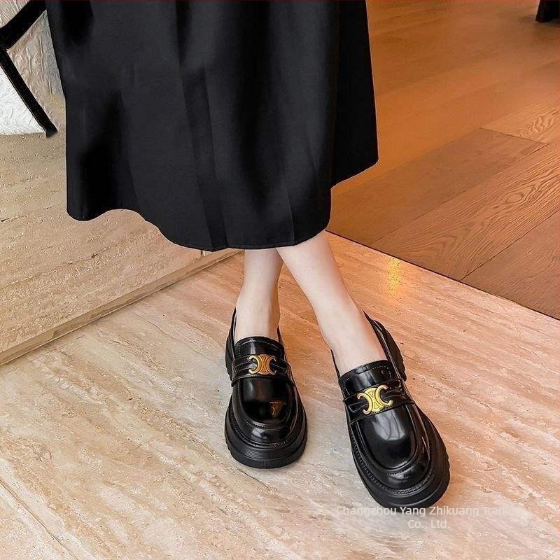 Női vastag talpú loaferek, brit stílusú, bőr slip-on cipők, fekete, 6–8 cm-es magas sarkú, Arc de Triomphe mintával