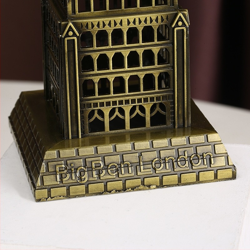 Fémmodell a londoni nevezetesség, a Big Ben óratoronyának – szuvenír a nappaliba