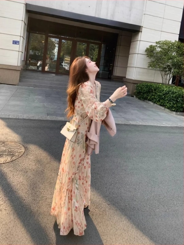 2026 tavasz – két darabos készlet: elegáns rózsaszín kosztüm vintage mintával и karcsúsító hatású ruha