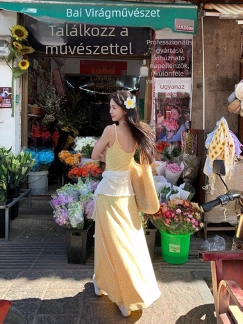Női spagettipántos ruha masnival és virágmintával, francia stílusú, karcsúsított hosszú ruha, nyár 2026