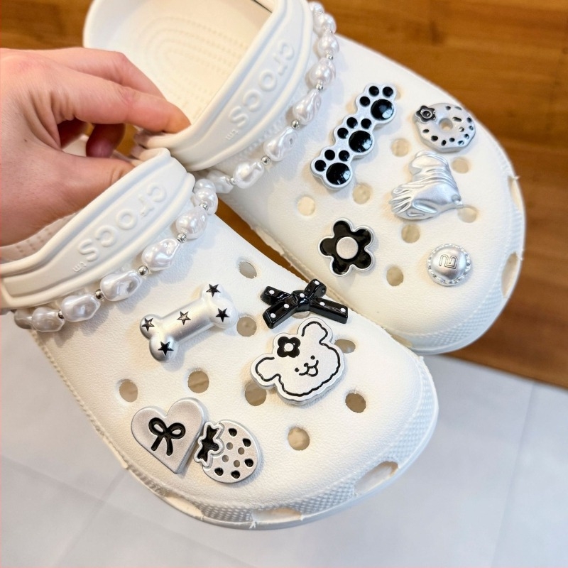 Chanel-stílusú Y2K fekete kutya témájú cipő díszek lyukas cipőkhöz, DIY dekorációk és rajzfilm motívumok