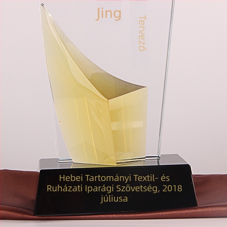 Egyedi kristálytrofea versenymedállal, iskolai jubileumi emlék és vállalati dolgozói éves találkozók