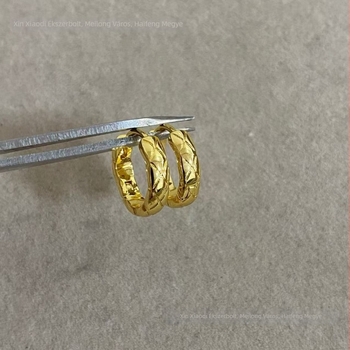 V-arany fülbevalók romb mintázattal, nőknek, könnyed luxus, kifinomult karika fazon, új modell, elegáns különleges fülbevaló-kiegészítő