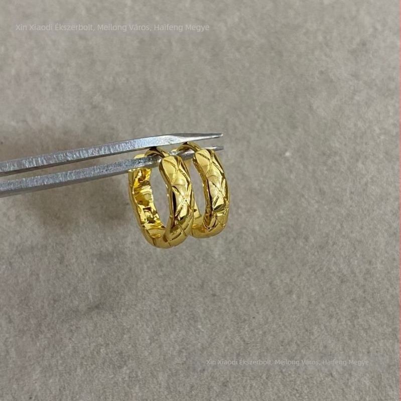 V-arany fülbevalók romb mintázattal, nőknek, könnyed luxus, kifinomult karika fazon, új modell, elegáns különleges fülbevaló-kiegészítő