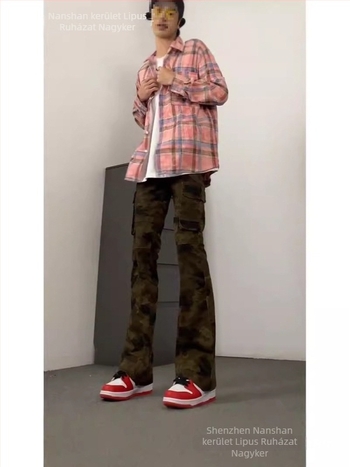 Amerikai stílusú retro denim munkanadrág lumberjack kamuflázzal, tiszta szabás, retro microflare