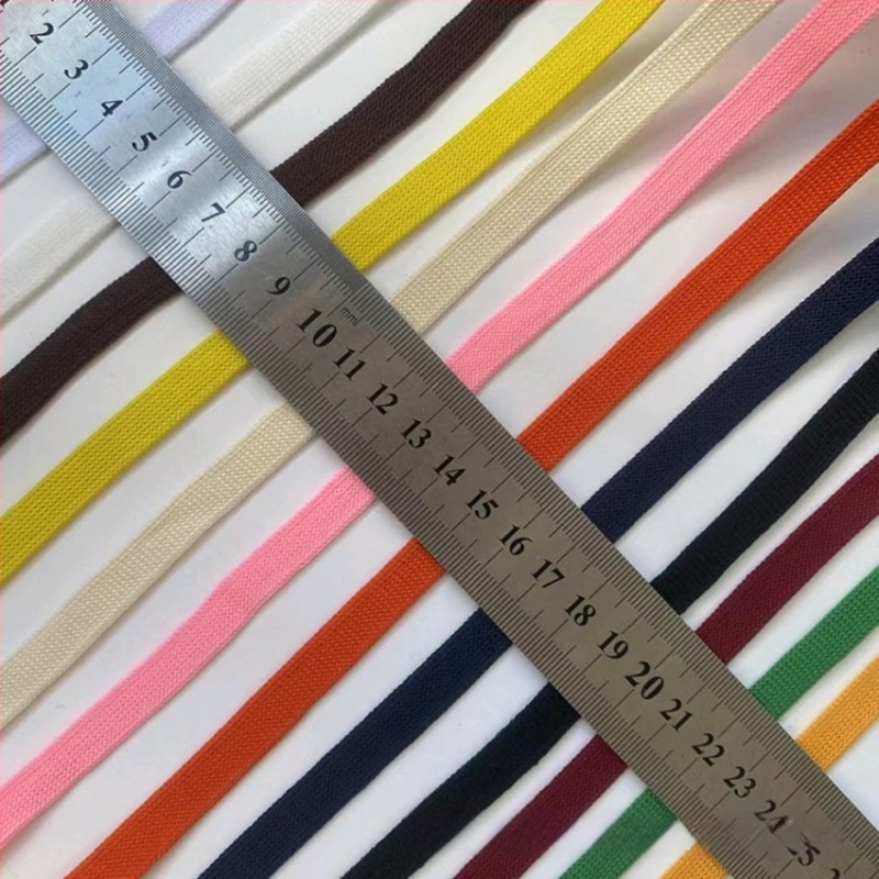 Színes kötött szalagok ruházathoz, táskákhoz és háztartási textilekhez: húzózsinórok, elasztikus szalagok és szegélyek