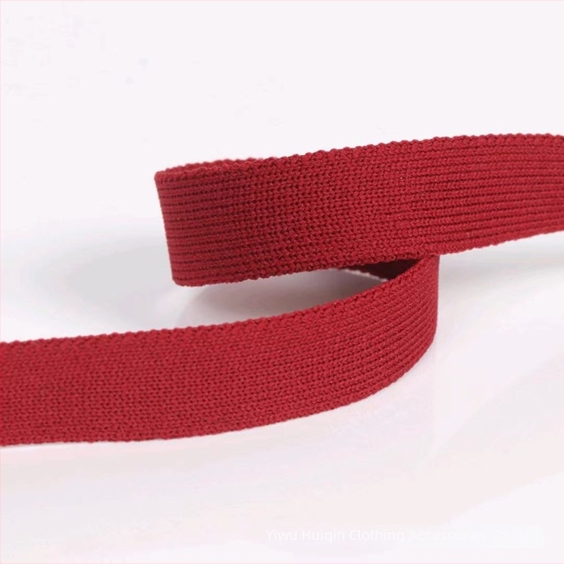 Színes kötött szalagok ruházathoz, táskákhoz és háztartási textilekhez: húzózsinórok, elasztikus szalagok és szegélyek