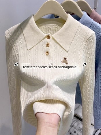 Női hímzett medve mintás polo nyakú kötött felső, karcsúsított fazon, hosszú ujjú, 2025-őszi-téli kollekció, modell A9380