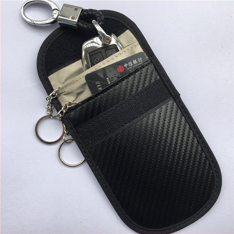 Szénszálas RFID‑védett kulcstartó dupla lánccal, Faraday tok kulcsokhoz, szalmás mintázatú felülettel – autókulcs
