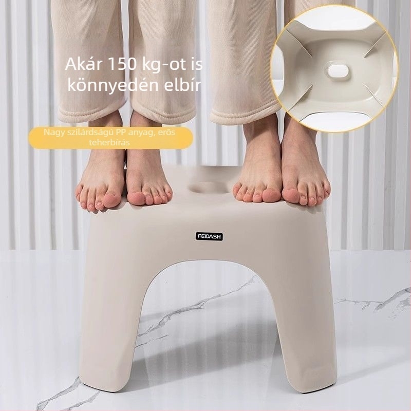 Kis, erős, egymásra tehető alacsony széke gyerekeknek, krém színben, nordic stílusban, strapabíró a nappaliba és a fürdőszobába