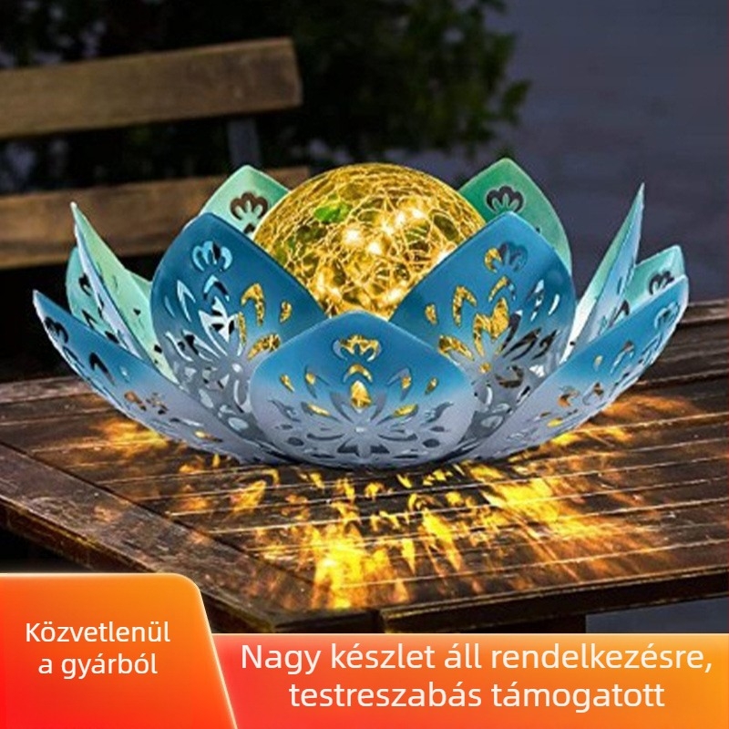 Napelemes LED fények repesztett jégkocka alakban, vízállóak, kültéri kert- és udvari dekorációhoz, fűbe szúrható karóval, vasból készült művészeti alkotás.