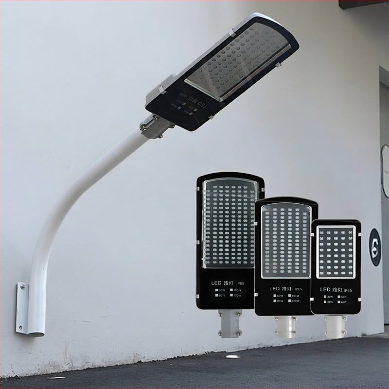 Napelemes utcai lámpaoszlop szerelvény kar és falidugóval, vastag galvanizált acélcső, modell FJN080, 495×215×60 mm, LED 30W, 220V
