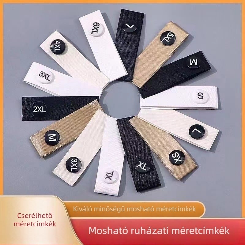 Ruházati karbantartási címkék készlete: mosási címke, több stílusú méretcímkék, gallér címke, gombok, körkörös méretcsatok és méretkód-csatok.