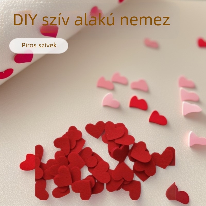 Piros szív alakú patch-ek nemszőtt anyagból és filcből DIY kézműves projektekhez
