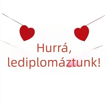 Ballagási dekorációs készlet függő textilekkel és lufikkal kültéri fotózáshoz és óvodai ünnepség dekorációhoz.