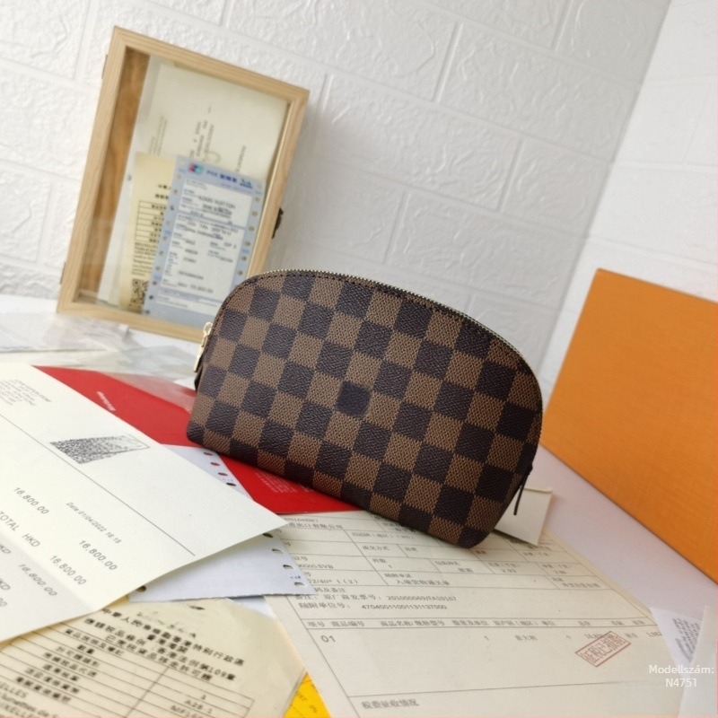 PVC anyagú kagyló alakú kozmetikai táska, kompakt női clutch