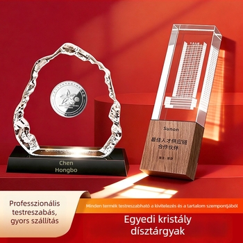 Bajtársak kristálygravírozása — emlékdísz nyugdíjba vonulásra, 3D kristály dekoráció lézergravírozással
