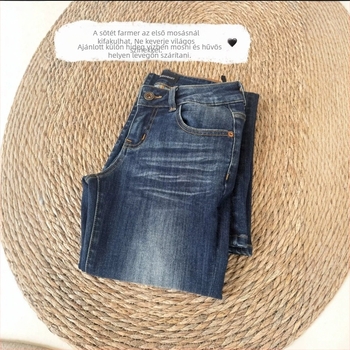 Magas derekú, kopott denim farmer nőknek — retro egyenes szárú hosszú nadrág, közepes nyújtás