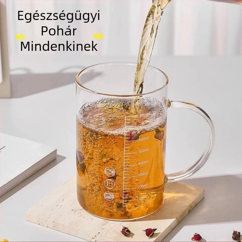 Hőálló boroszilikát üvegbögre fedéllel, mérőskálával és fogantyúval, irodai és otthoni használatra.