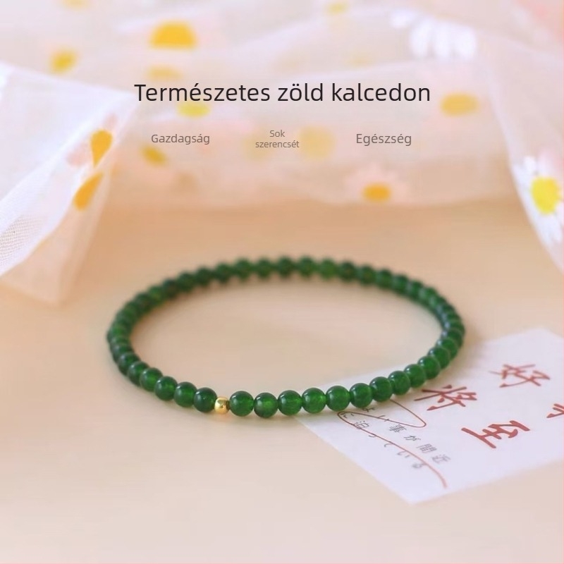 Zöld agatát és kalcedont tartalmazó karkötő kis arany gyöngyökkel; természetes kövek, letisztult vékony design.