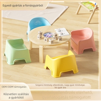 Gyerekeknek készült műanyag kis szék, vastagított ülőfelülettel — kompakt pad a nappaliba cipőcserére és fürdéshez