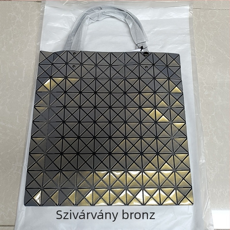PVC tote táska geometrikus rombusz mintával, nagy méret, puha kialakítás, poliészter bélés; belső rekeszek: cipzáras zseb, telefonzseb és elválasztó cipzáros zseb.